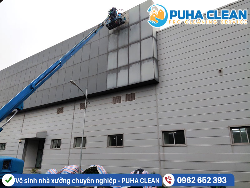 Vệ sinh tấm Alumi mặt ngoài nhà máy